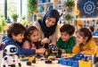 مربی رباتیک کودک در کلاس آموزش رباتیک