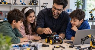 مربی رباتیک در حال آموزش و اجرای پروژه رباتیک
